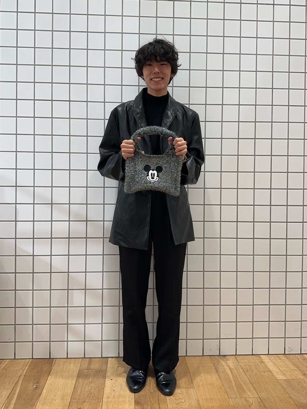 ブラック系のその他アウター、ブラック系のその他パンツ、ブラック系のニット/セーターを着用したメンズの秋コーディネートの2枚目の写真