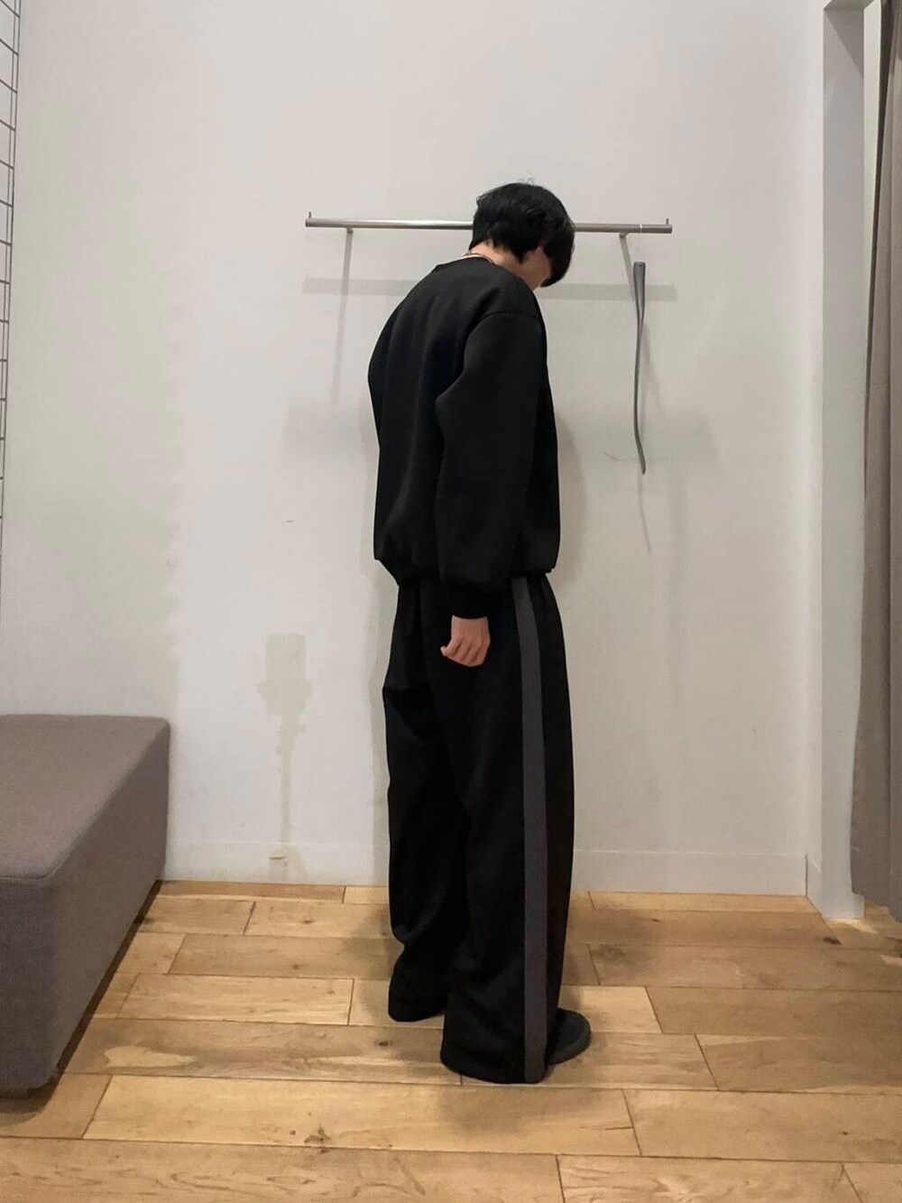 ブラック系のその他パンツ、ブラック系のTシャツ/カットソー、ブラック系のスウェットを着用したメンズの冬コーディネートの2枚目の写真