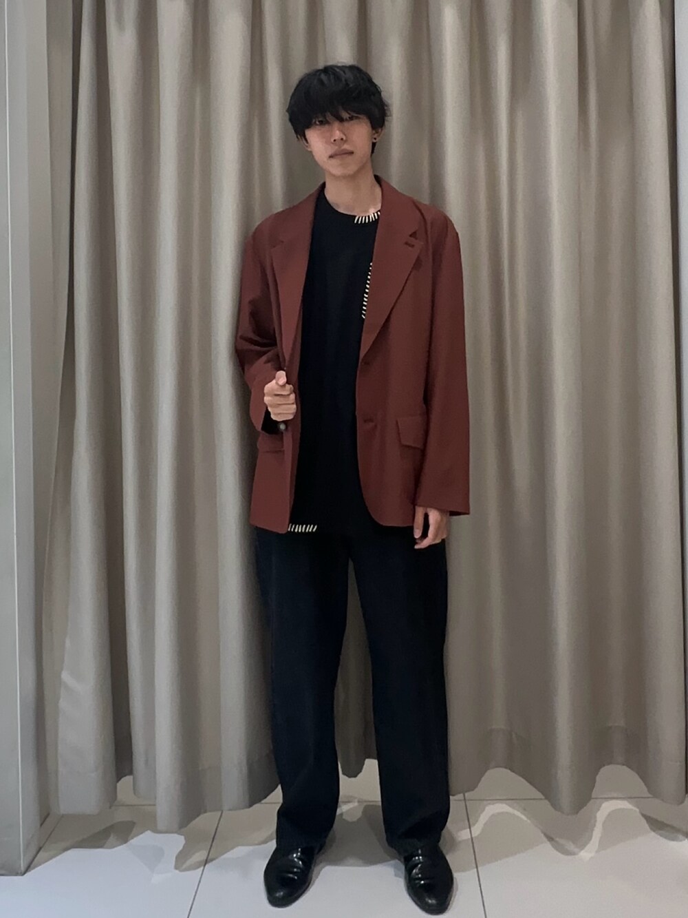 ブラウン系のその他アウター、ブラック系のデニムパンツを着用したメンズの夏コーディネートの2枚目の写真