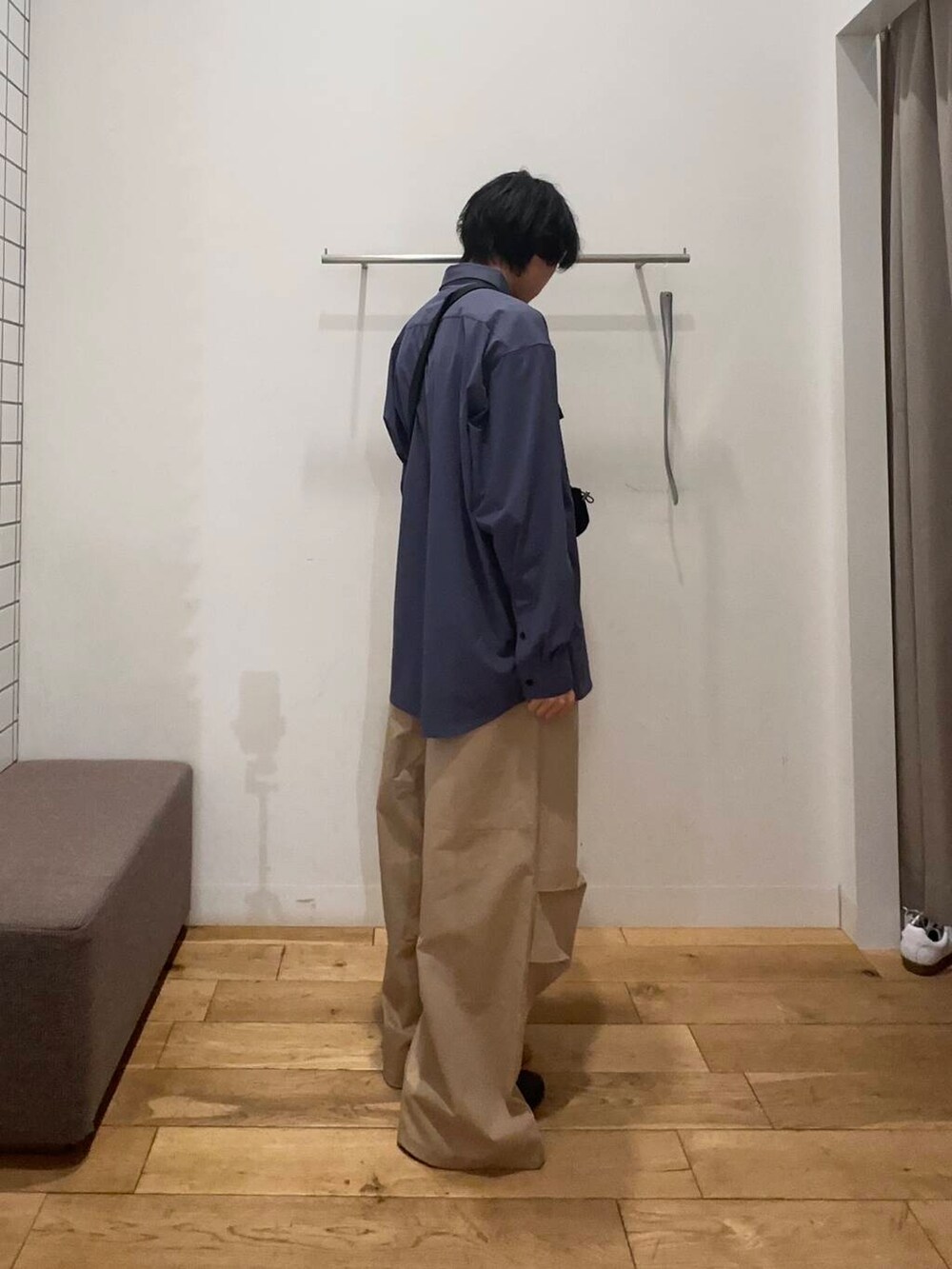 ブラック系のショルダーバッグ、ブルー系のシャツ/ブラウス、ベージュ系のその他パンツを着用したメンズの春コーディネートの2枚目の写真