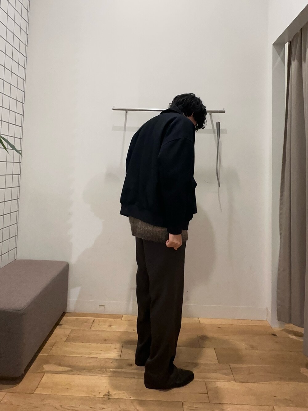 ブラウン系のニット/セーター、グレー系のその他パンツ、ブラウン系のブルゾンを着用したメンズの冬コーディネートの2枚目の写真