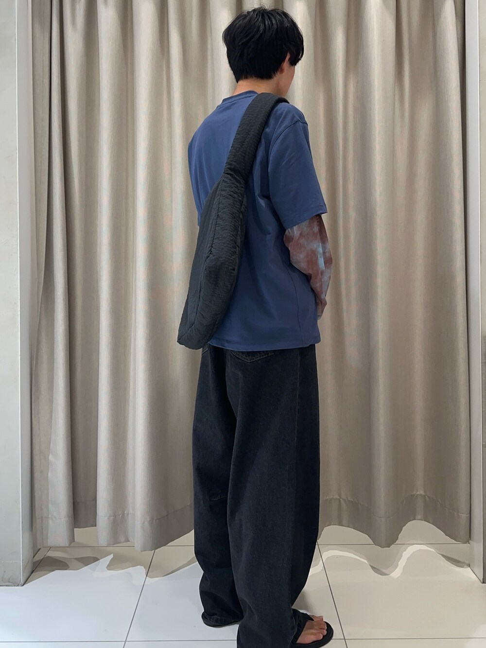 ブラック系のデニムパンツ、ブルー系のTシャツ/カットソー、ブラウン系のTシャツ/カットソーを着用したメンズの夏コーディネートの2枚目の写真