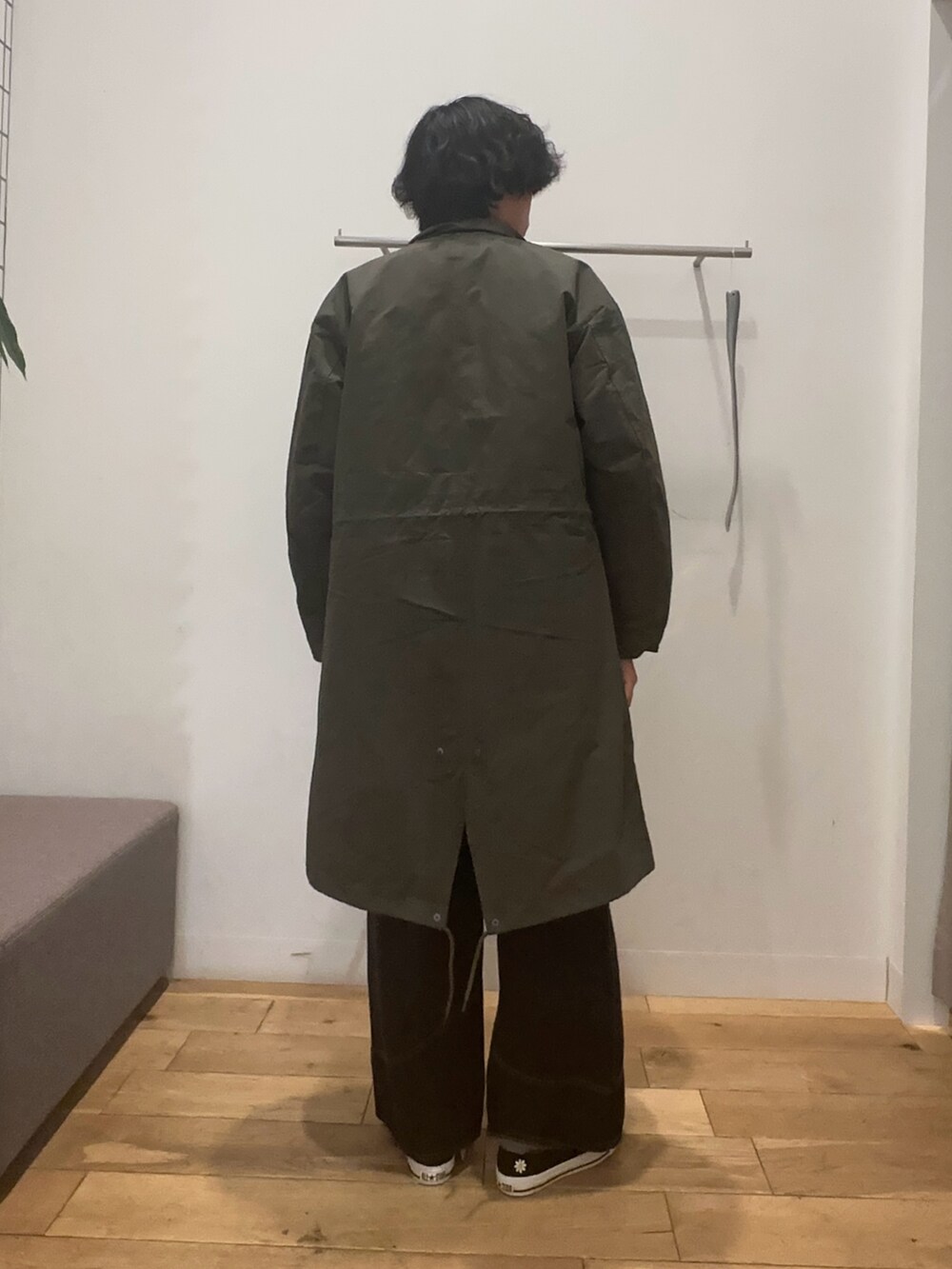 ブラック系のその他パンツ、ブラック系のニット/セーターを着用したメンズの冬コーディネートの2枚目の写真