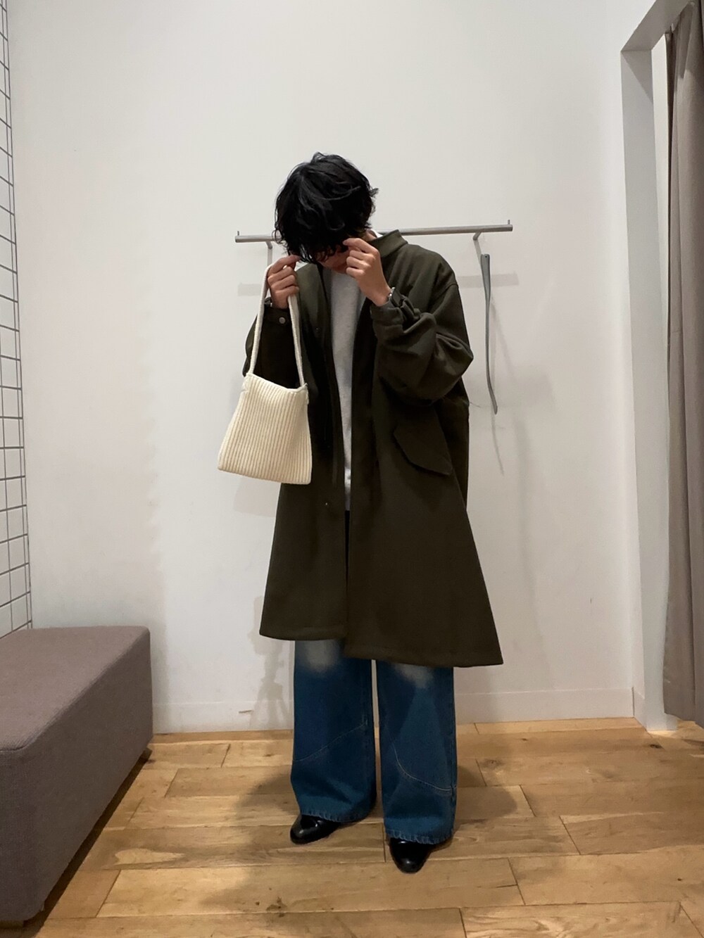 グリーン系のモッズコート、ベージュ系のスウェット、ブルー系のその他パンツを着用したメンズの秋コーディネートの2枚目の写真