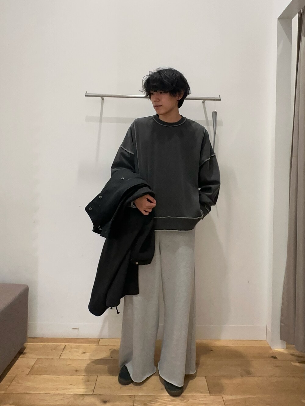 「スウェットパンツ、スウェット、モッズコート、冬コーデ、だぼっとゆるっと。、SENSEOFPLACE」|「SENSE OF PLACE by URBAN RESEARCHの『ユニセックス』『UR TECH』カットメルトンモッズコート(モッズコート、グレー系)」を使った、ちみさん(メンズ・177cm)の冬コーディネートの2枚目の写真