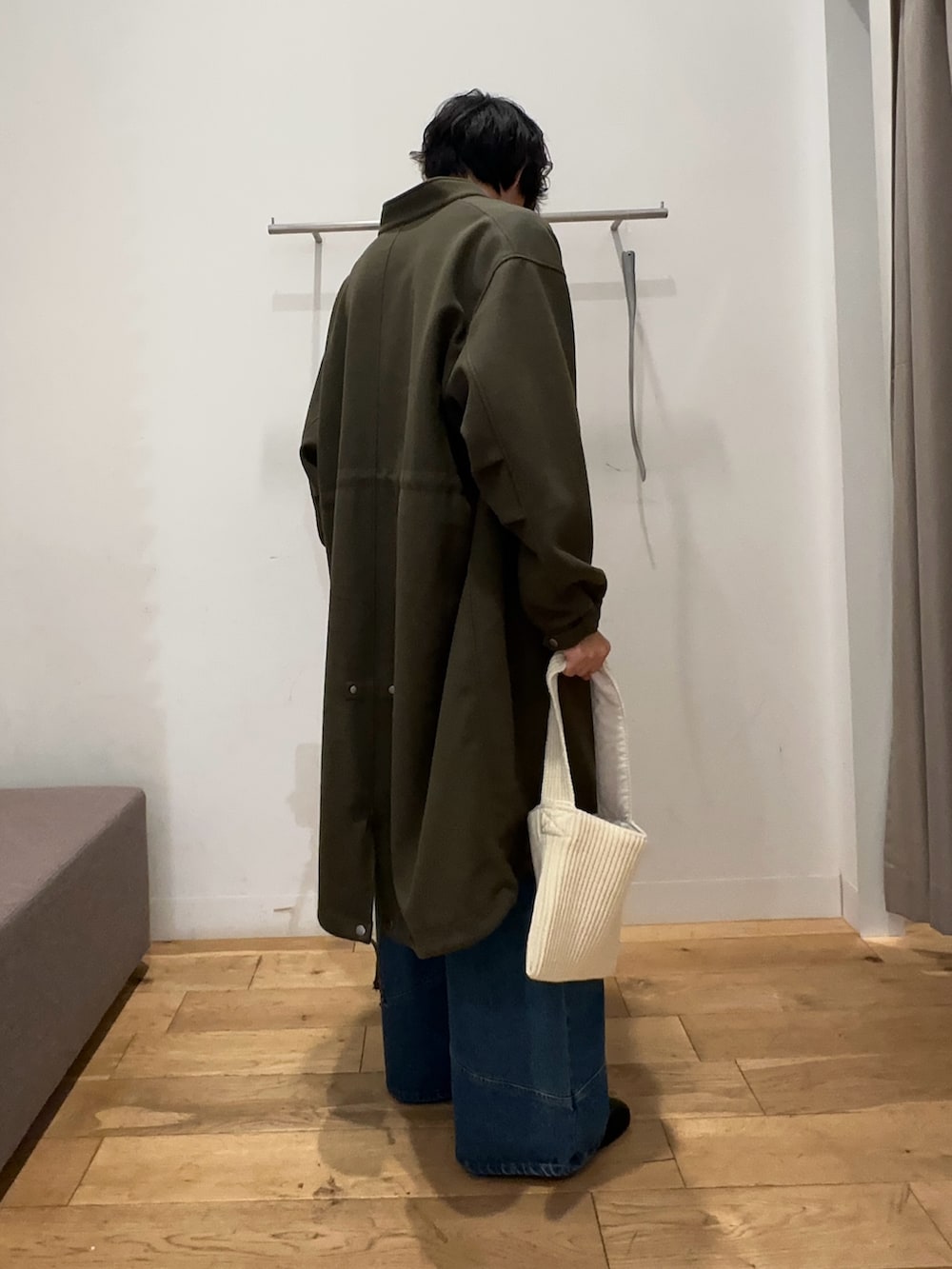 グリーン系のモッズコート、ベージュ系のスウェット、ブルー系のその他パンツを着用したメンズの秋コーディネートの3枚目の写真