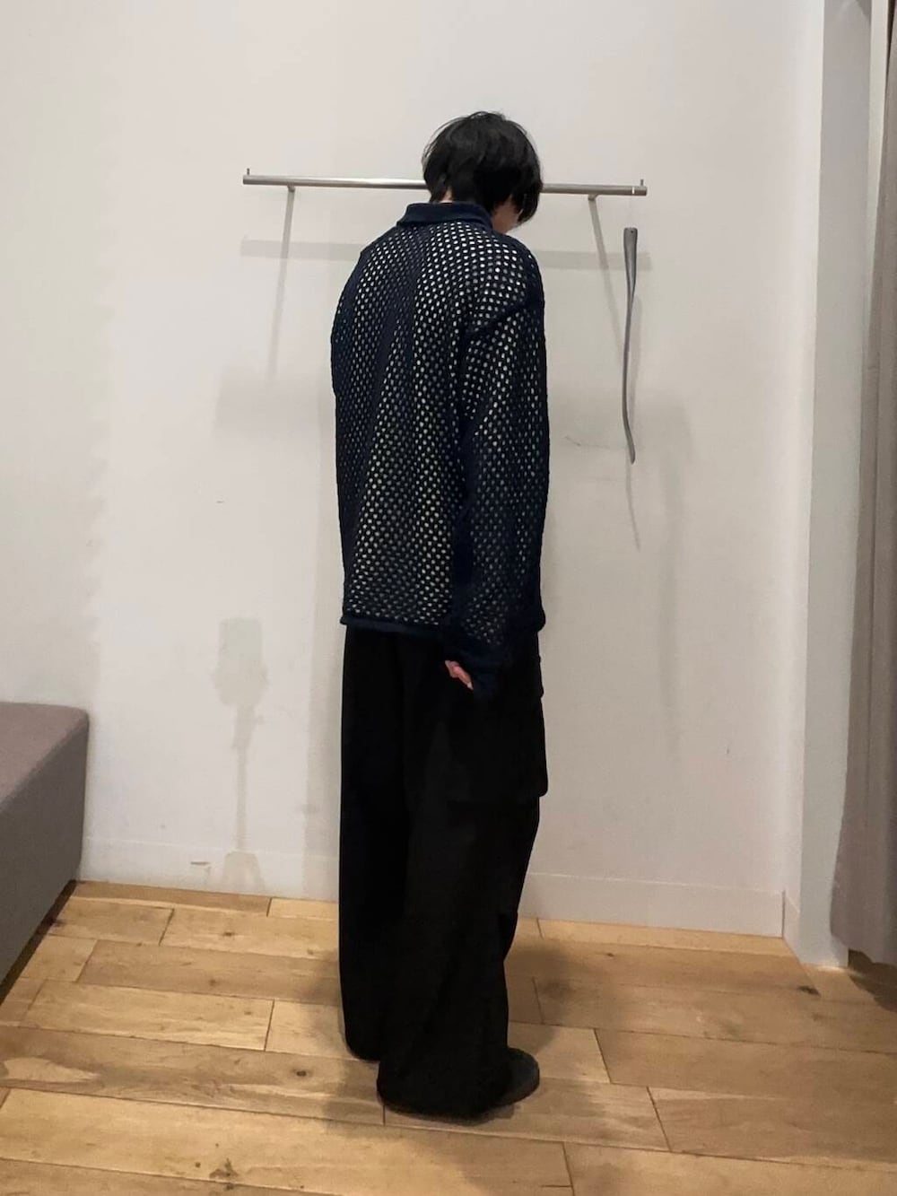 ブラック系のその他パンツ、ホワイト系のTシャツ/カットソー、ブルー系のカーディガン/ボレロを着用したメンズの春コーディネートの2枚目の写真