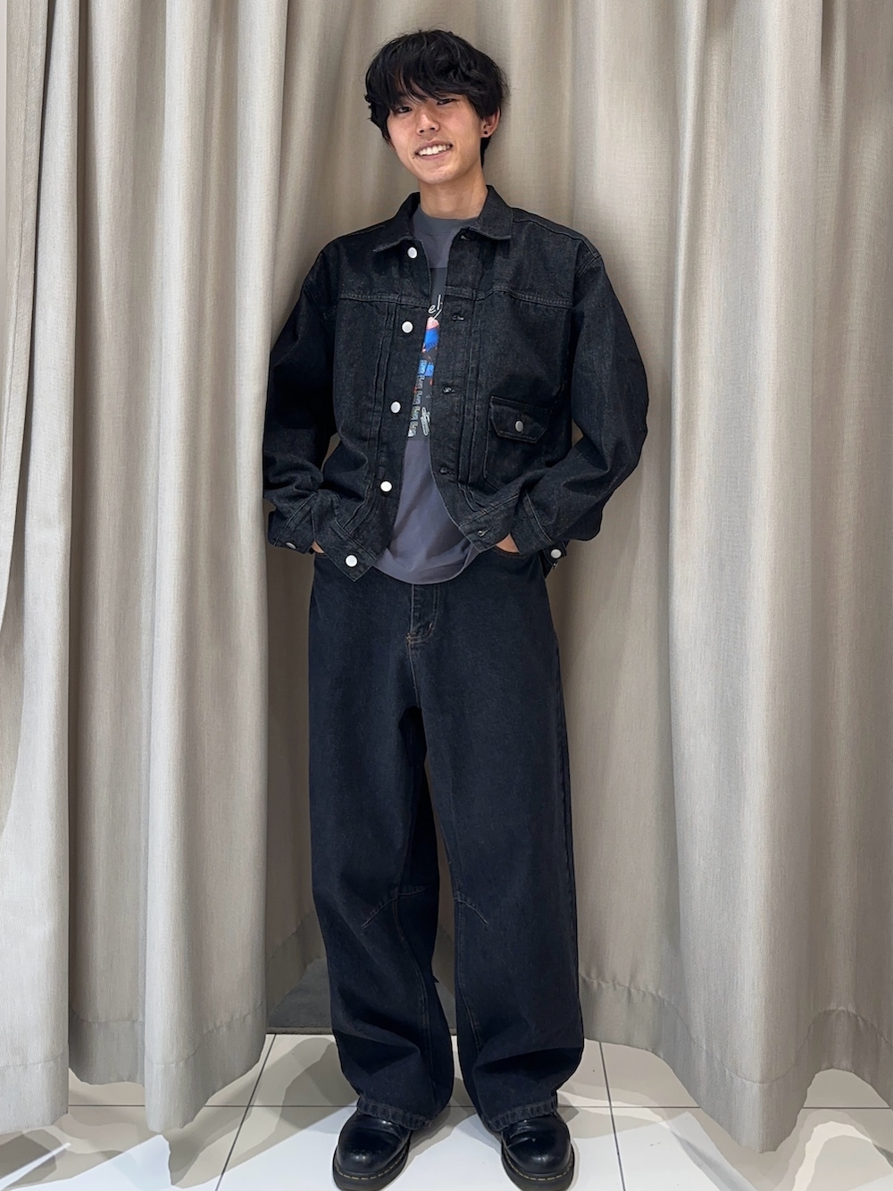 「デニム、デニムパンツ、デニムジャケット、セットアップ、セットアップスタイル、ブラック、ブラックコーデ、秋コーデ、秋のコーデ、きれいめカジュアル、カジュアルコーデ、チャコールグレー、センスオブプレイス」|「SENSE OF PLACE by URBAN RESEARCHのヴィンテージライクデニムジャケット(デニムジャケット、ブラック系)」を使った、ちみさん(メンズ・177cm)の夏コーディネートの2枚目の写真