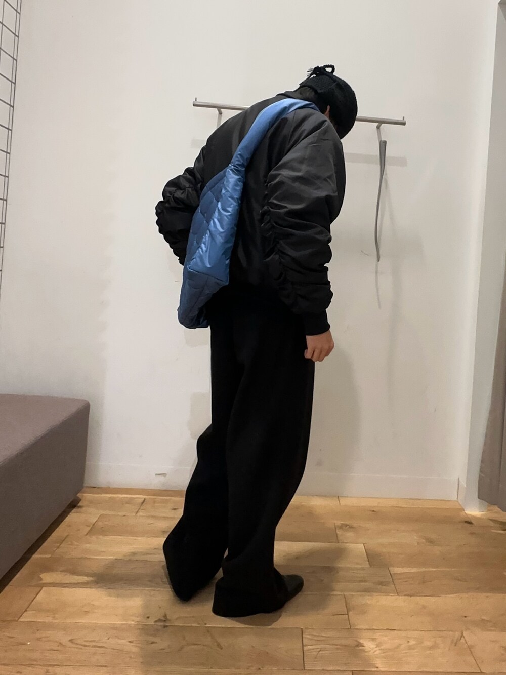 ブラック系のナイロンジャケット、ブラック系のニット/セーター、ブラック系のその他パンツを着用したメンズの秋コーディネートの3枚目の写真