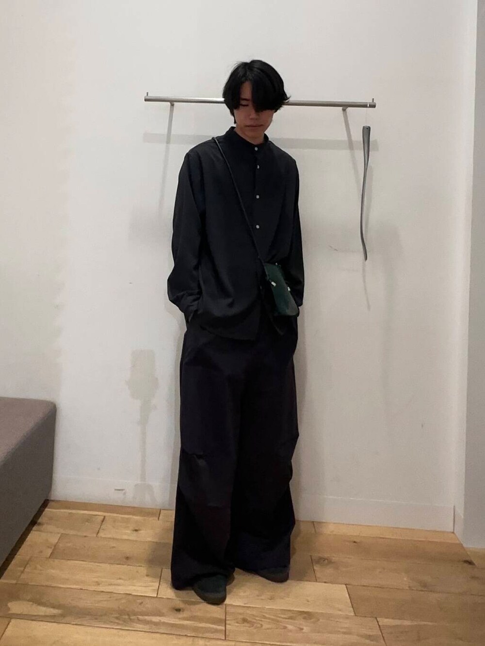 グリーン系のショルダーバッグ、グレー系のシャツ/ブラウス、ブルー系のその他パンツを着用したメンズの春コーディネートの2枚目の写真