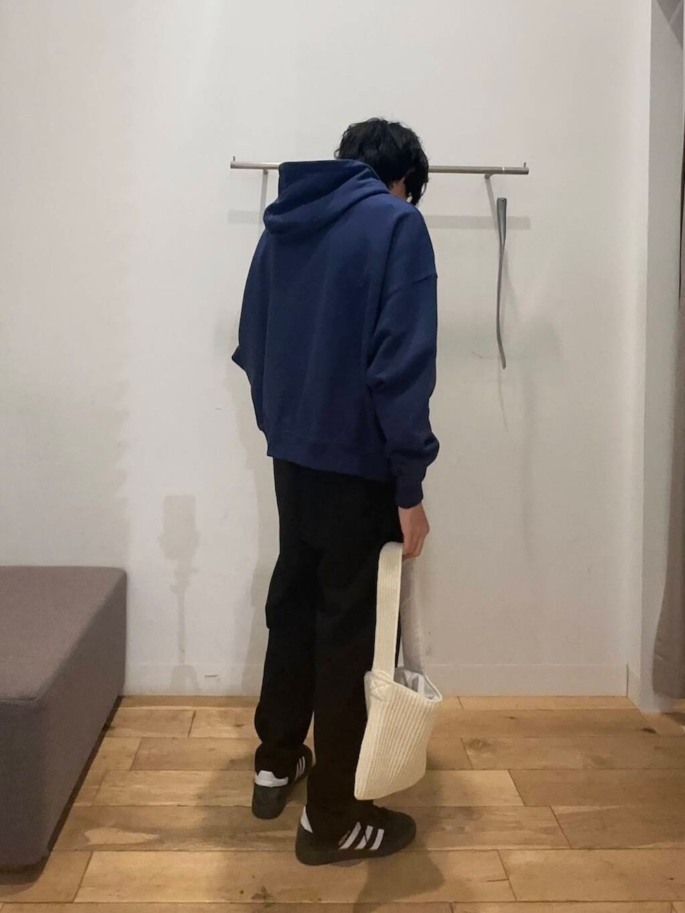 ホワイト系のトートバッグ、ブラック系のTシャツ/カットソー、ブラック系のその他パンツを着用したメンズの冬コーディネートの2枚目の写真