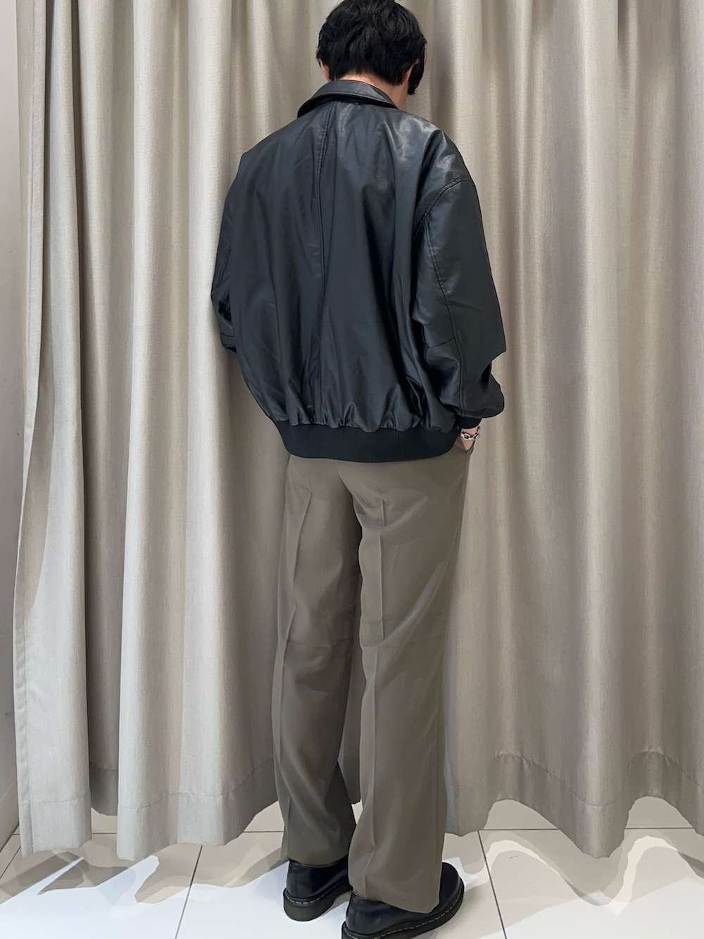 「タックイン、レザージャケット、カーキパンツ、秋コーデ、秋服、センスオブプレイス、ブラック、スラックス、リンガーTシャツ、レザー、ワイドパンツ」｜「SENSE OF PLACE by URBAN RESEARCHのポンチリンガーショートスリーブTシャツ（Tシャツ/カットソー、ホワイト系）」を使った、ちみさん（メンズ・177cm）の夏コーディネートの2枚目の写真