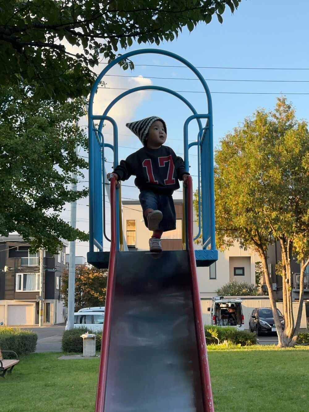 グレー系のスウェットを着用したキッズの秋コーディネートの2枚目の写真