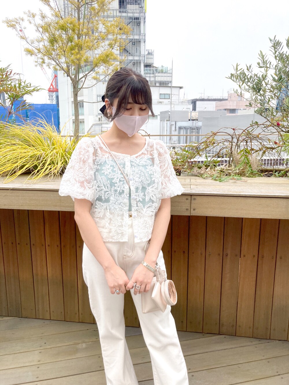 ホワイト系のシャツ/ブラウス、ホワイト系のデニムパンツを着用したレディースの春コーディネートの3枚目の写真