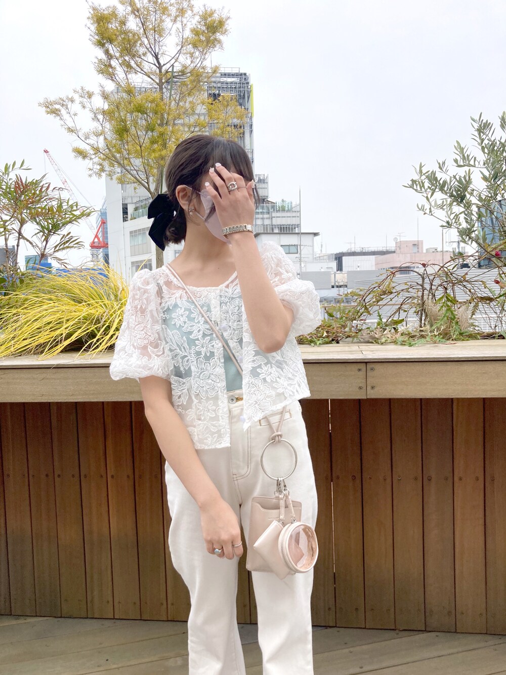 ホワイト系のシャツ/ブラウス、ホワイト系のデニムパンツを着用したレディースの春コーディネートの2枚目の写真