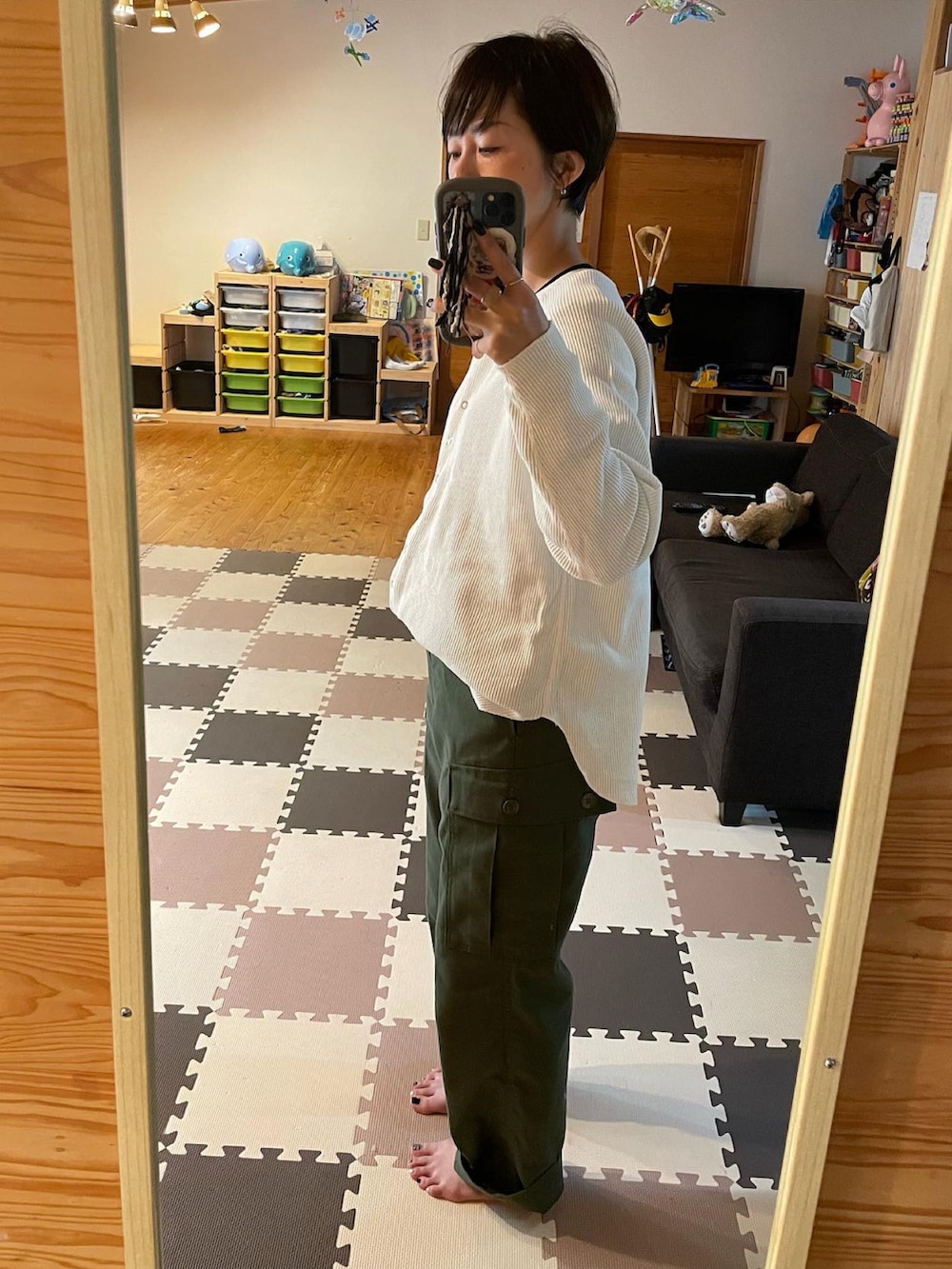 グリーン系のカーゴパンツ、ホワイト系のトップスを着用したレディースの春コーディネートの2枚目の写真