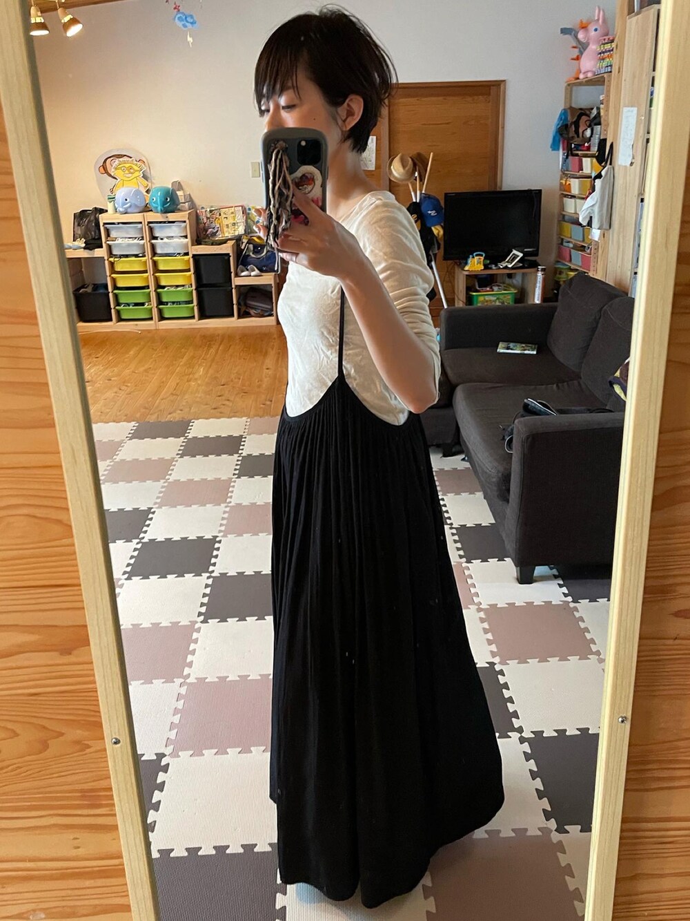 ベージュ系のトップス、ブラック系のワンピース/ドレスを着用したレディースの夏コーディネートの2枚目の写真