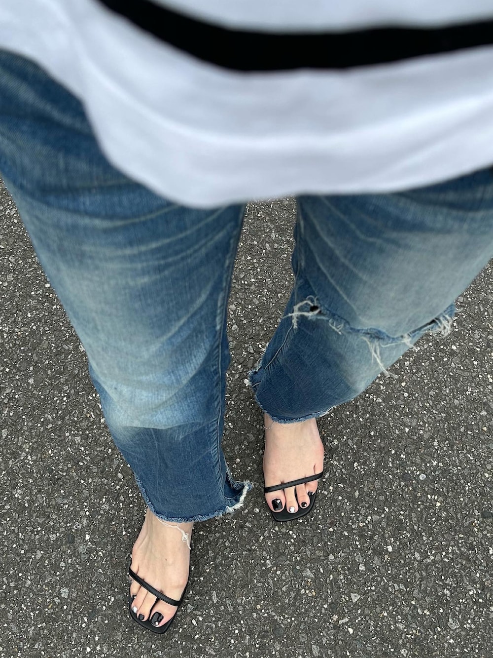 ホワイト系のTシャツ/カットソー、その他のパンツを着用したレディースの春コーディネートの3枚目の写真