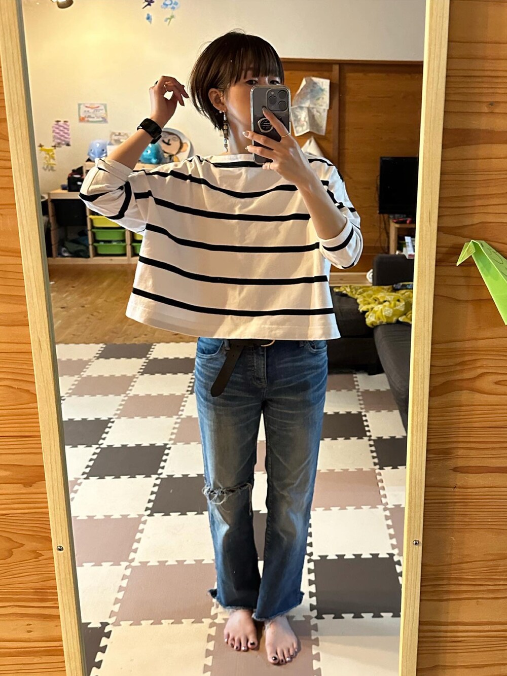 ホワイト系のTシャツ/カットソー、その他のパンツを着用したレディースの春コーディネートの2枚目の写真