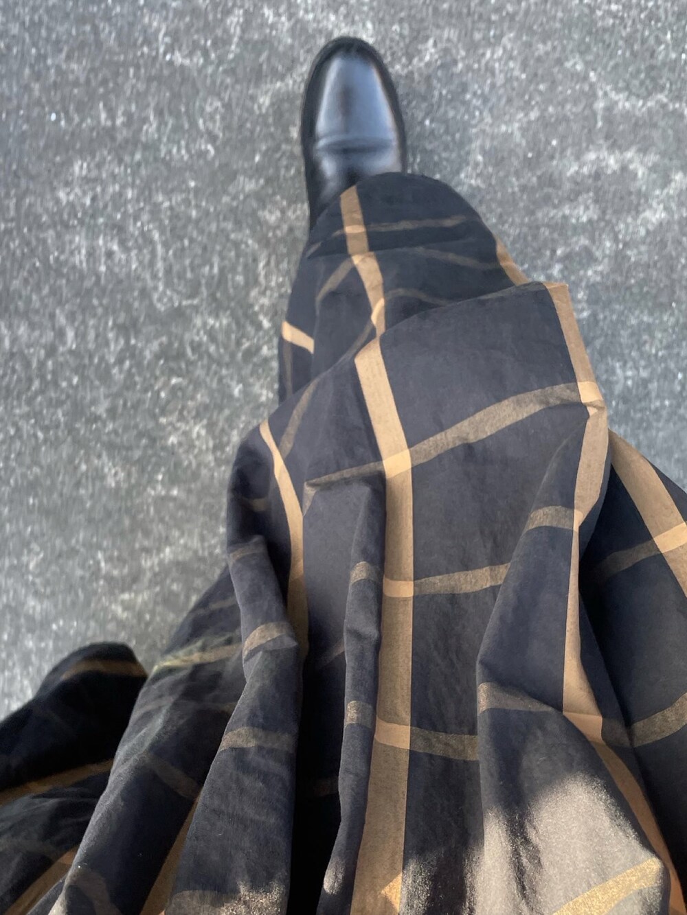 ベージュ系のニット/セーター、ブラック系のスカート、ゴールド系のネックレスを着用したレディースの春コーディネートの3枚目の写真