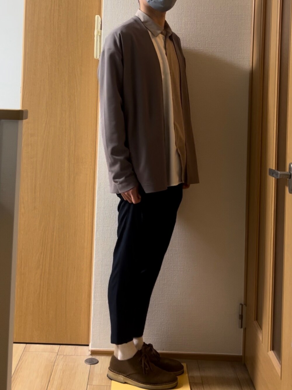 「SHIPSのアイテム（カーディガン/ボレロ、ブラウン系）」を使った、アドバンストRyoさん（メンズ・171cm）の冬コーディネートの2枚目の写真