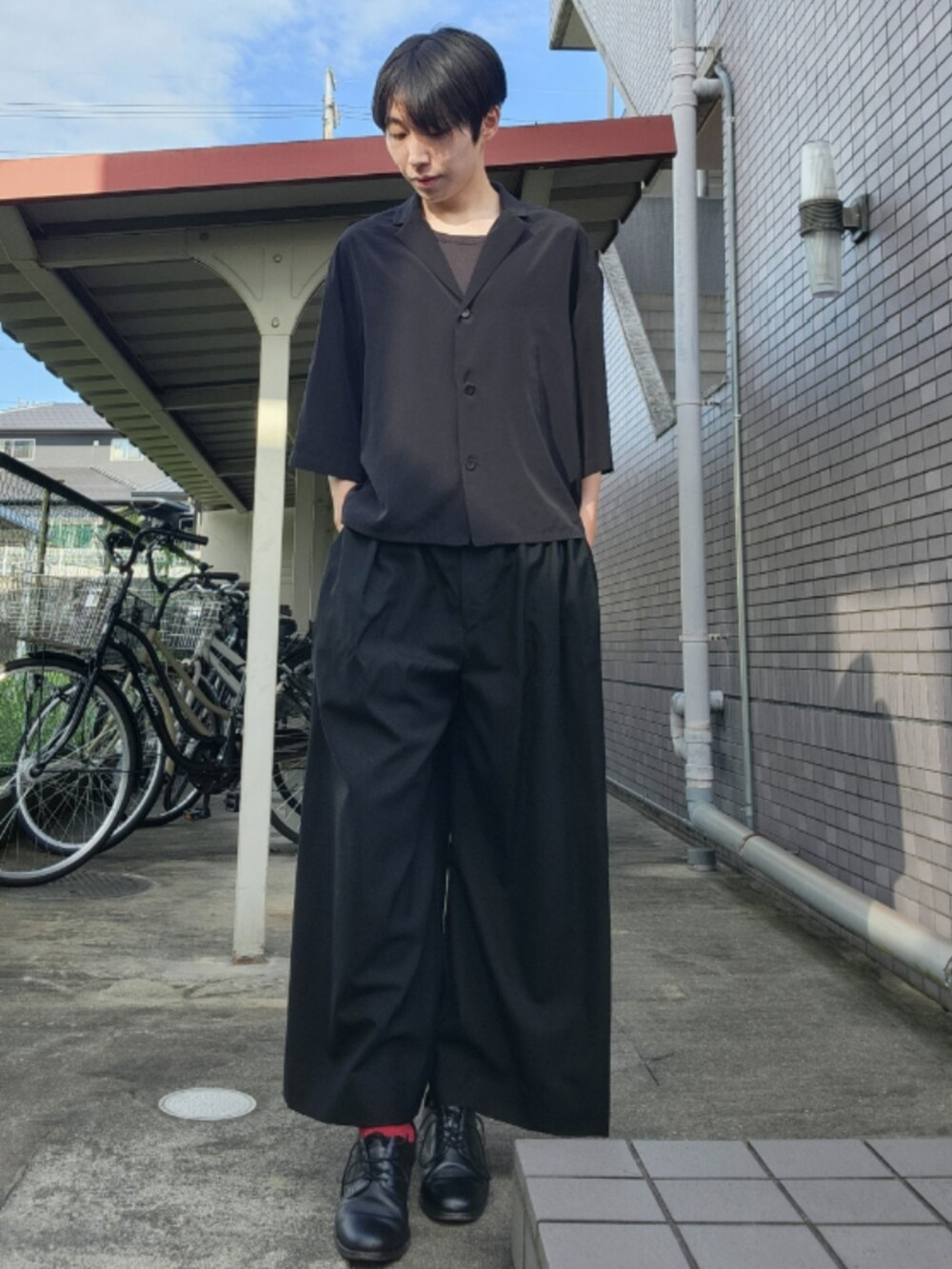 ブラック系のシャツ/ブラウス、ブラック系のパンツ、ブラック系のドレスシューズを着用したメンズの秋コーディネートの2枚目の写真