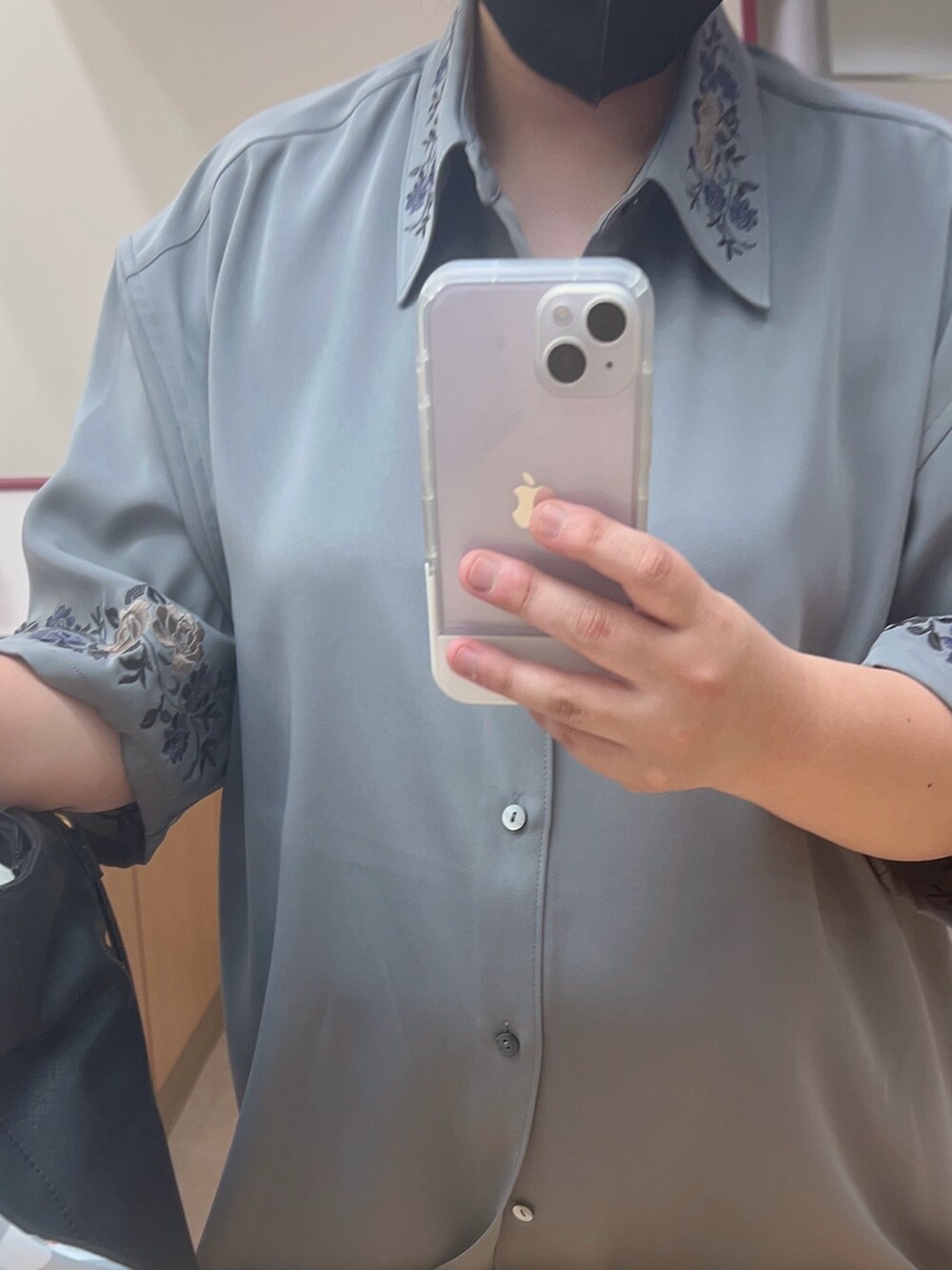 ブルー系のシャツ/ブラウス、ホワイト系のTシャツ/カットソーを着用したレディースの秋コーディネートの3枚目の写真