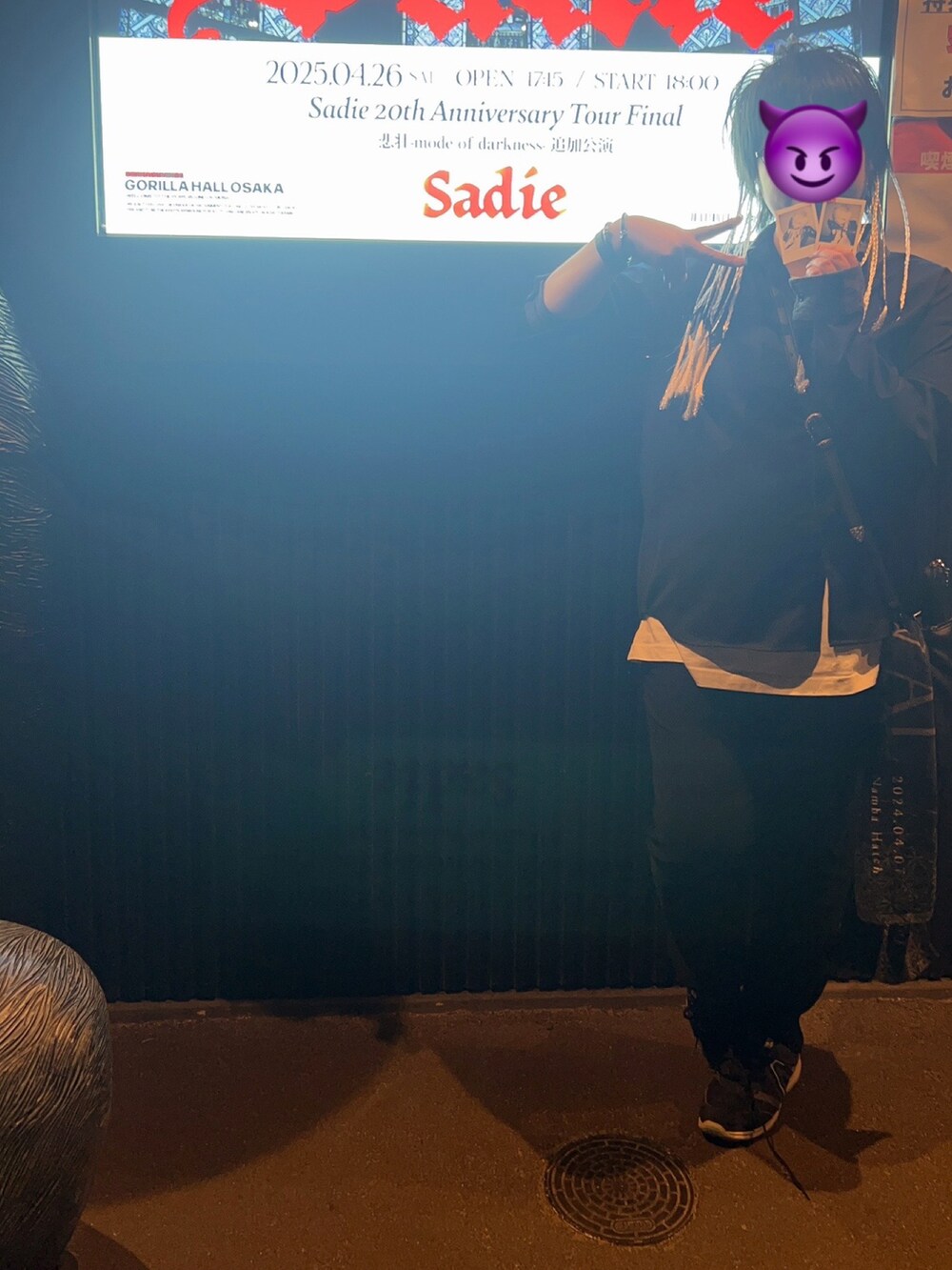 ブルー系のシャツ/ブラウス、ホワイト系のTシャツ/カットソーを着用したレディースの秋コーディネートの2枚目の写真