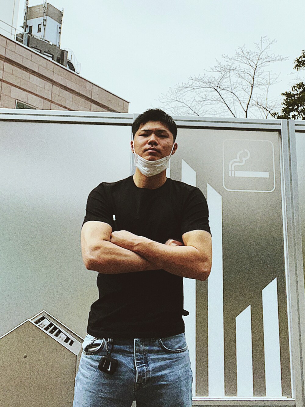 ブラック系のTシャツ/カットソー、ブルー系のデニムパンツを着用したメンズの春コーディネートの2枚目の写真