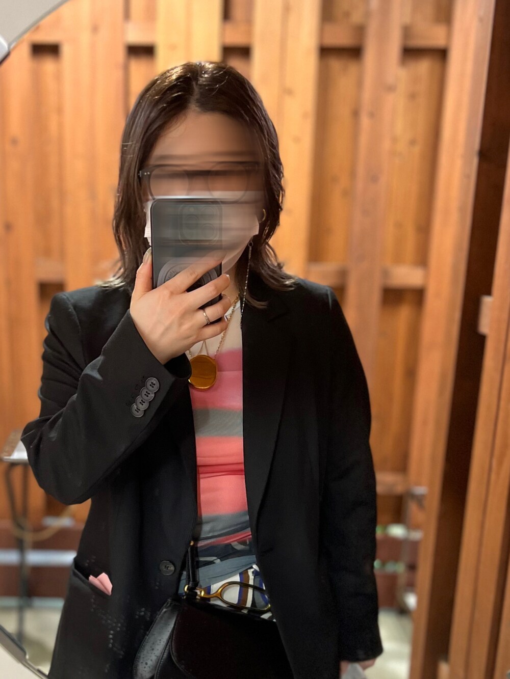 ブラック系のパンツ、レッド系のTシャツ/カットソー、ブラック系のテーラードジャケットを着用したレディースの春コーディネートの2枚目の写真