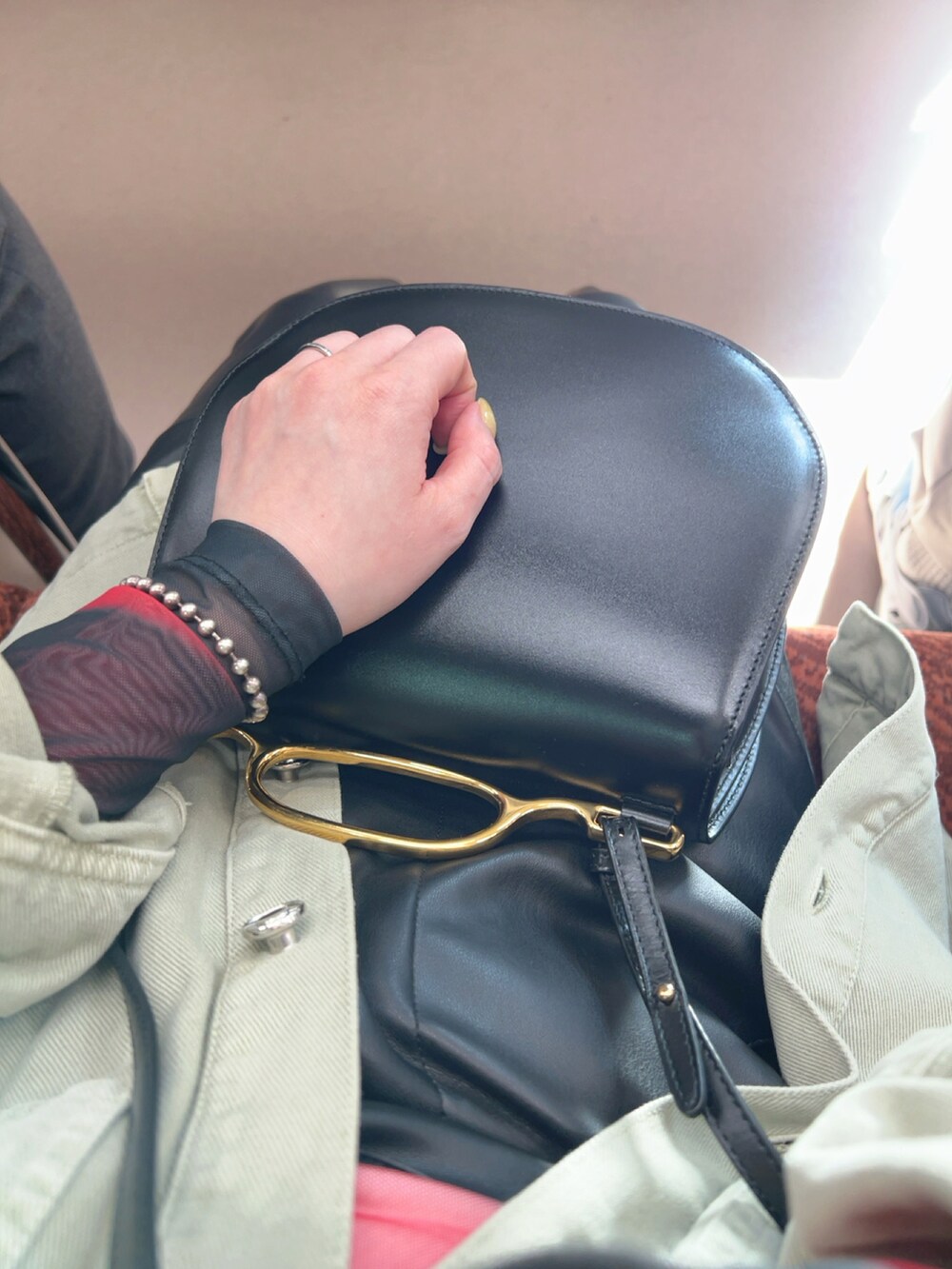 その他のサンダル、ブラック系のショルダーバッグ、レッド系のTシャツ/カットソーを着用したレディースの春コーディネートの2枚目の写真