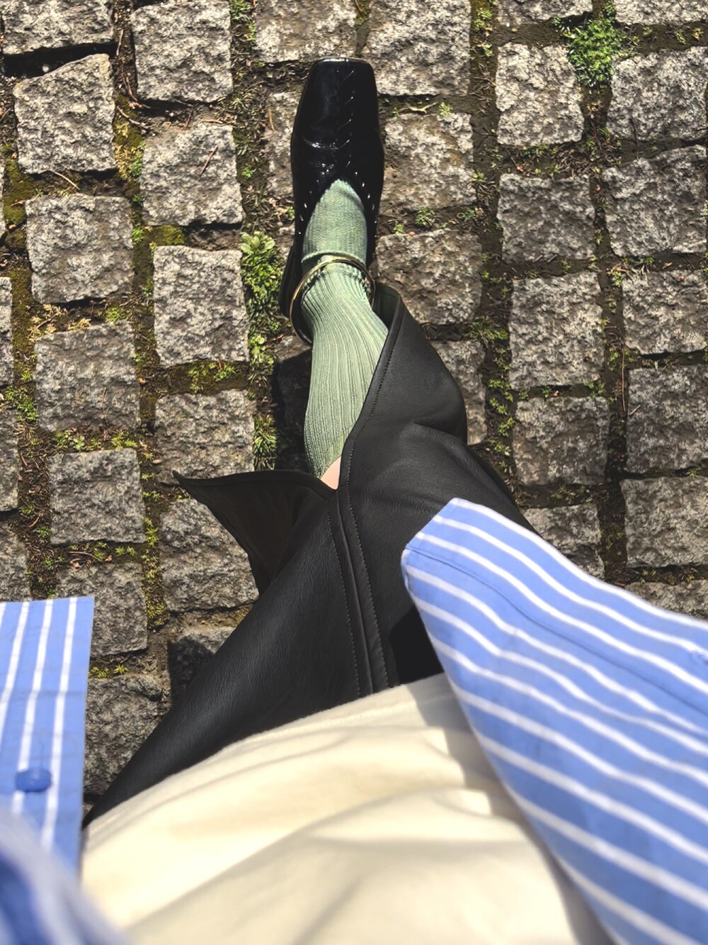 ブルー系のシャツ/ブラウス、ブラック系のスカート、ブラック系のバレエシューズを着用したレディースの春コーディネートの2枚目の写真