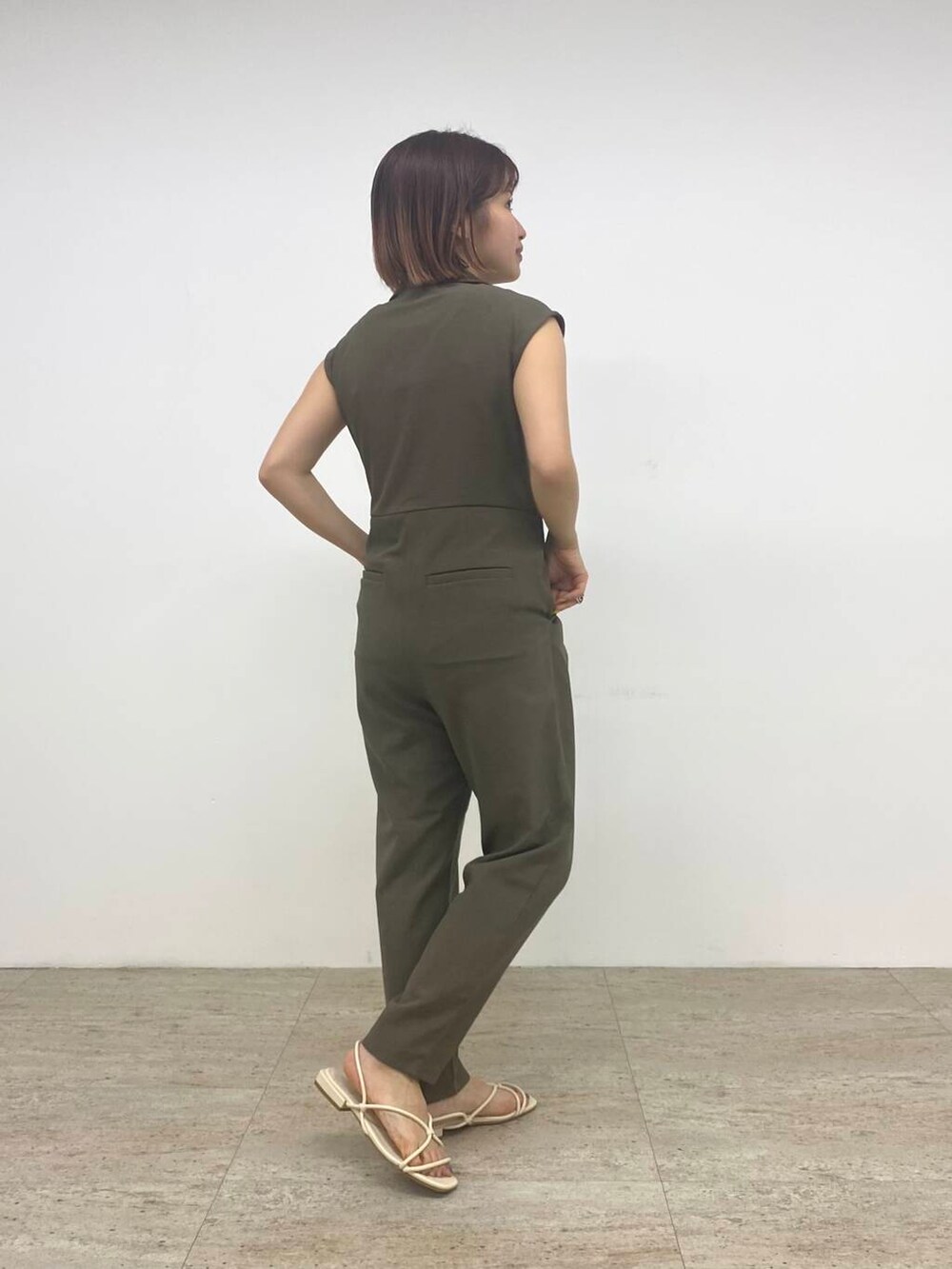 ブラウン系のサロペット/オーバーオールを着用したレディースの春コーディネートの3枚目の写真