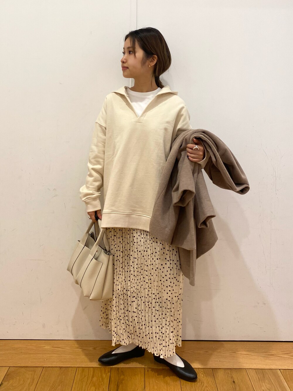 ブラウン系のその他アウター、ホワイト系のスカート、ホワイト系のパーカーを着用したレディースの冬コーディネートの3枚目の写真