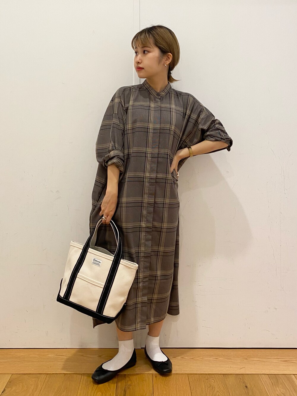 「秋服、Danton、フリース、ボアジャケット、チェック、チェックワンピース、シャツワンピ、orcival、トートバッグ、キャンバストート、バレエシューズ×ソックス、オトナカジュアル、カジュアル、URBAN RESEARCH DOORS、URBAN RESEARCH DOORS WOMENS」｜「ORCIVALのORCIVAL　キャンバストートバッグ M（トートバッグ、ブラック系）」を使った、emariさん（レディース・152cm）の秋コーディネートの4枚目の写真