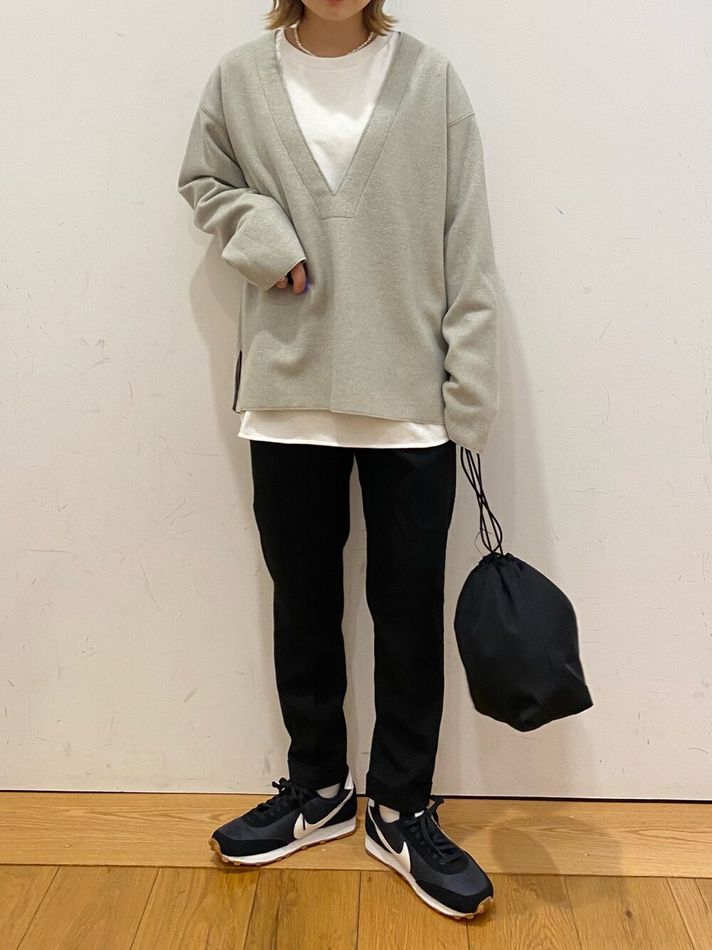 ブラック系のその他パンツ、グレー系のTシャツ/カットソー、ブラック系のスニーカーを着用したレディースの冬コーディネートの3枚目の写真