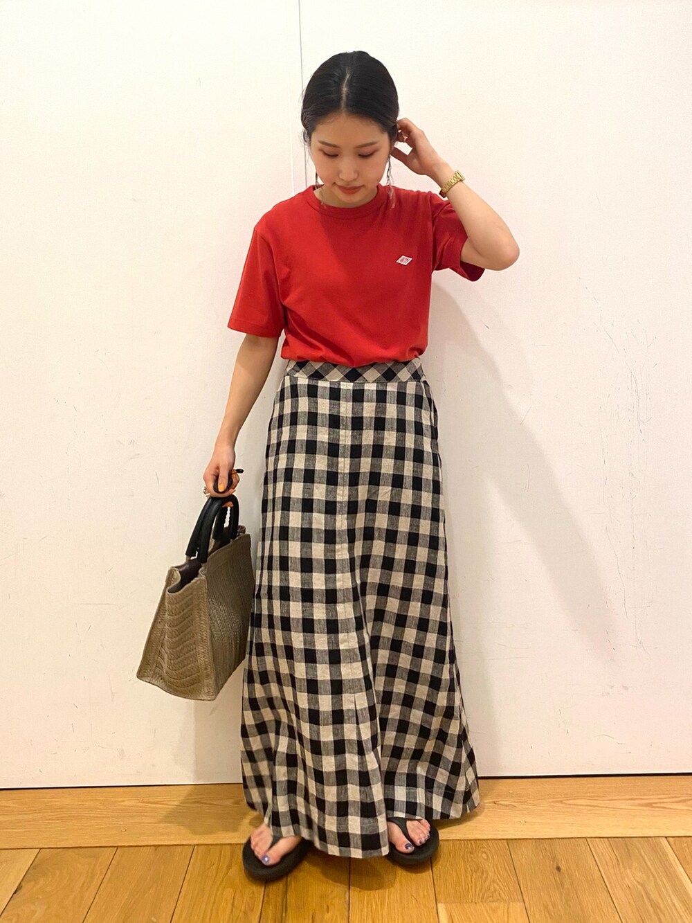 ベージュ系のトートバッグ、レッド系のTシャツ/カットソー、その他のスカートを着用したレディースの夏コーディネートの2枚目の写真