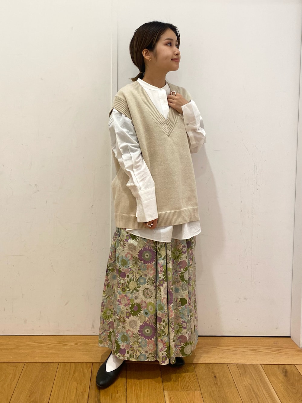 ブラック系のパンプス、ブラック系のスカート、ホワイト系のシャツ/ブラウスを着用したレディースの冬コーディネートの2枚目の写真