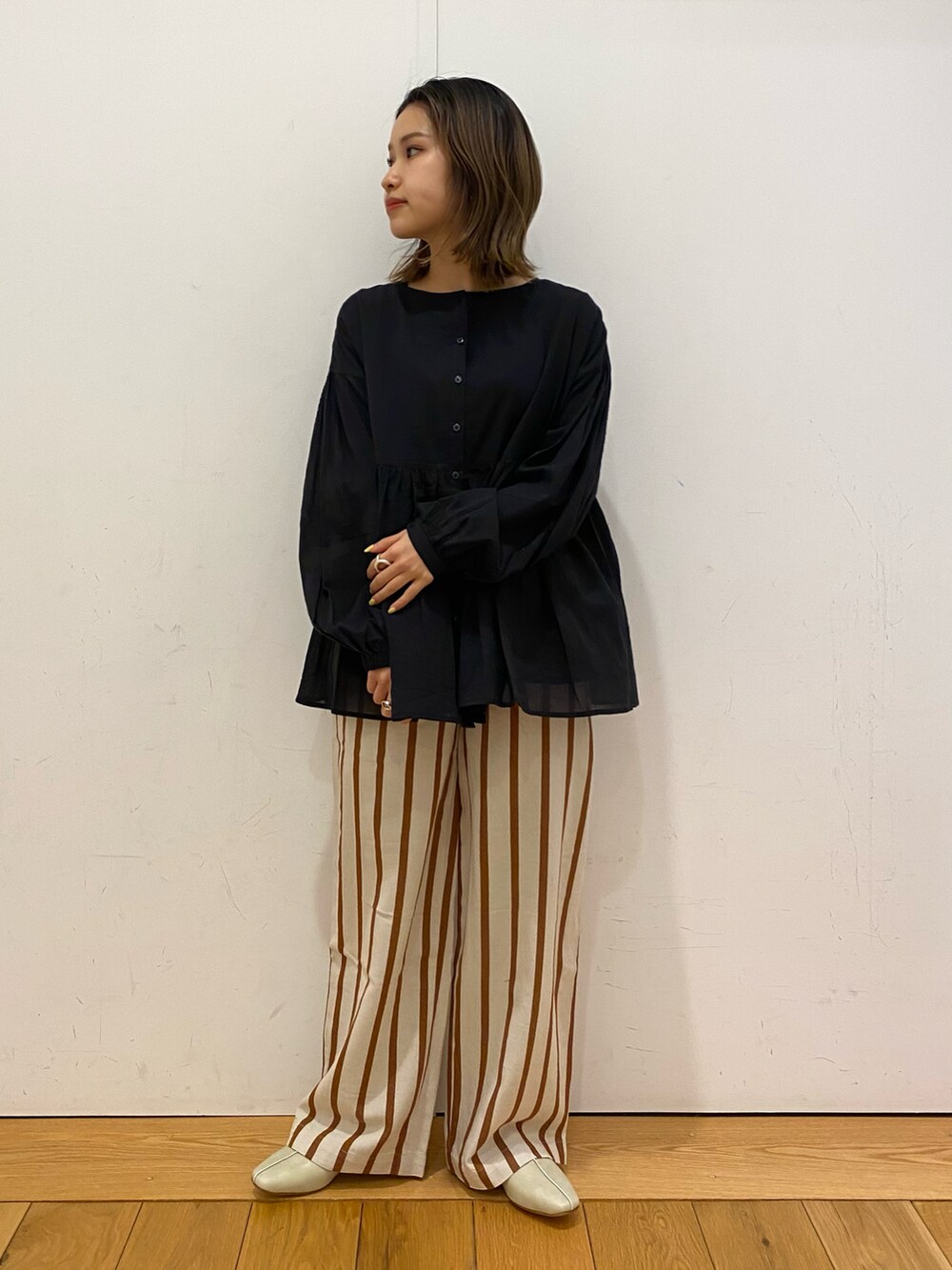 ブラック系のシャツ/ブラウス、ホワイト系のその他パンツ、ベージュ系のその他シューズを着用したレディースの春コーディネートの2枚目の写真