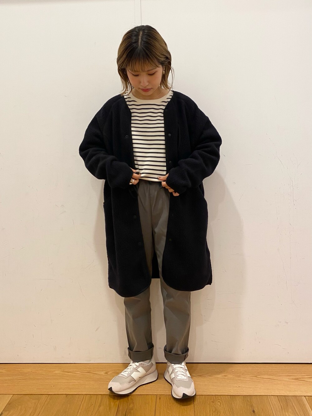 ブラック系のジャケット/アウター、グリーン系のその他パンツ、ホワイト系のスニーカーを着用したレディースの秋コーディネートの3枚目の写真