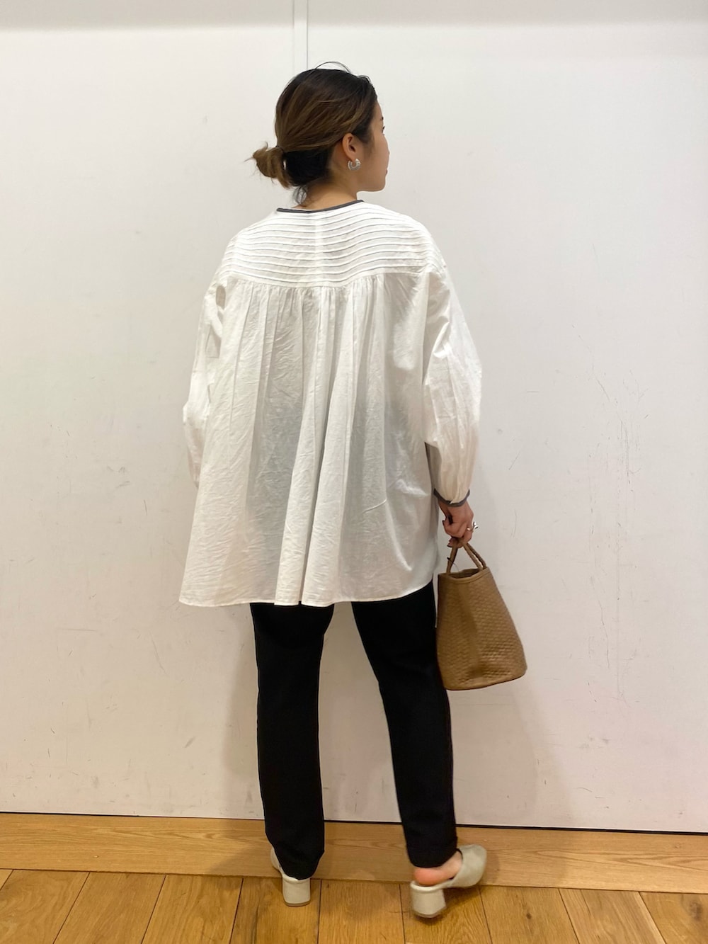 ホワイト系のシャツ/ブラウス、イエロー系のハンドバッグ、ブラック系のその他パンツを着用したレディースの春コーディネートの3枚目の写真