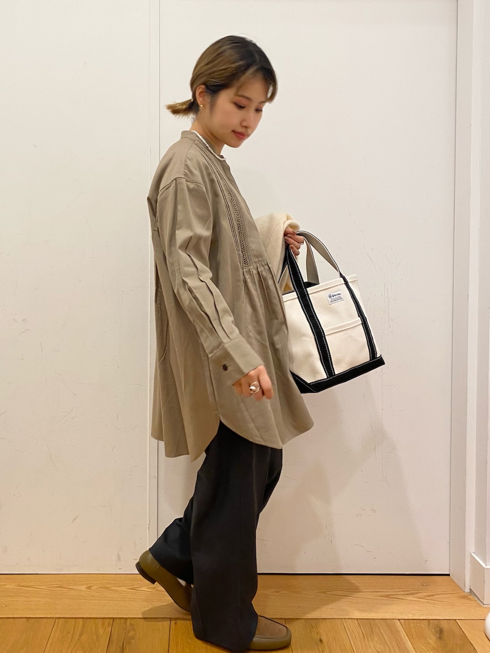 ホワイト系のカーディガン/ボレロ、グレー系のシャツ/ブラウス、グレー系のその他パンツを着用したレディースの冬コーディネートの4枚目の写真