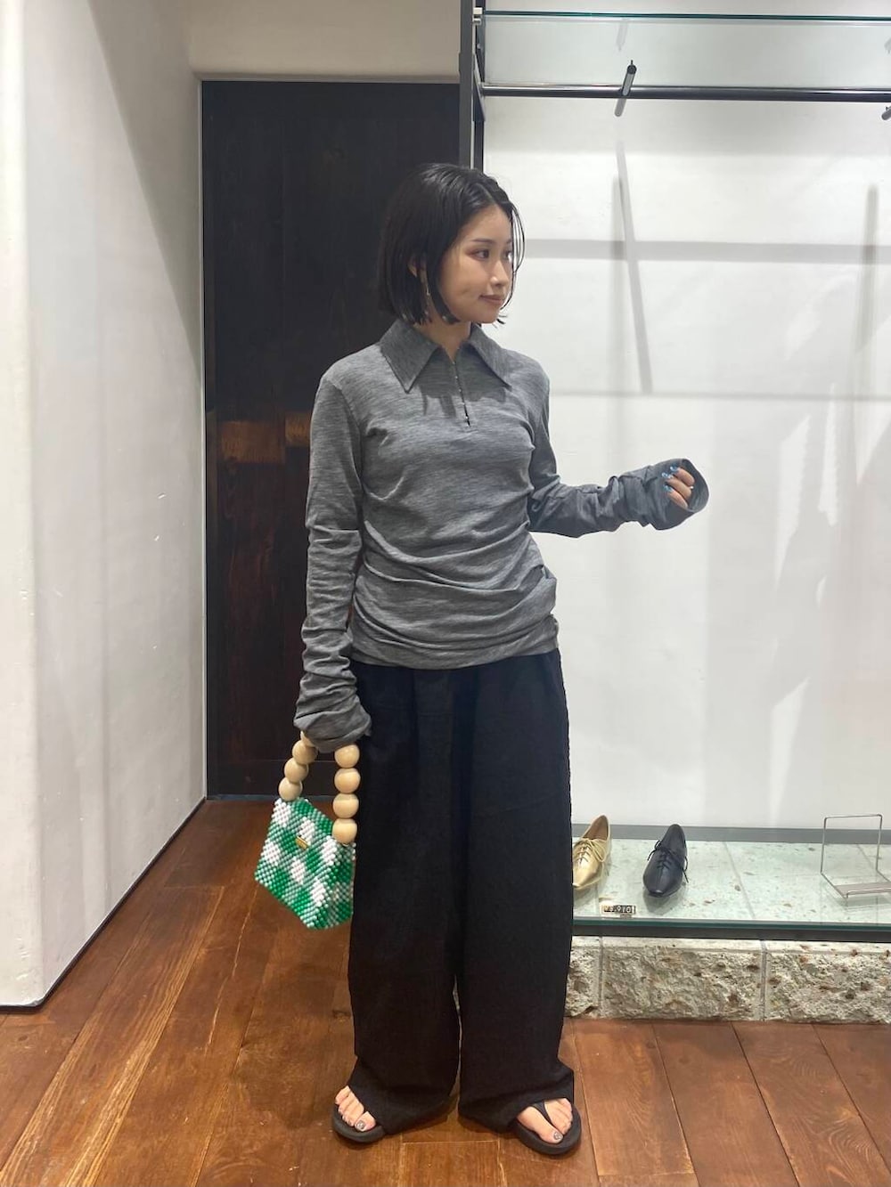 ブラック系のその他パンツ、その他のハンドバッグ、グレー系のニット/セーターを着用したレディースの夏コーディネートの3枚目の写真