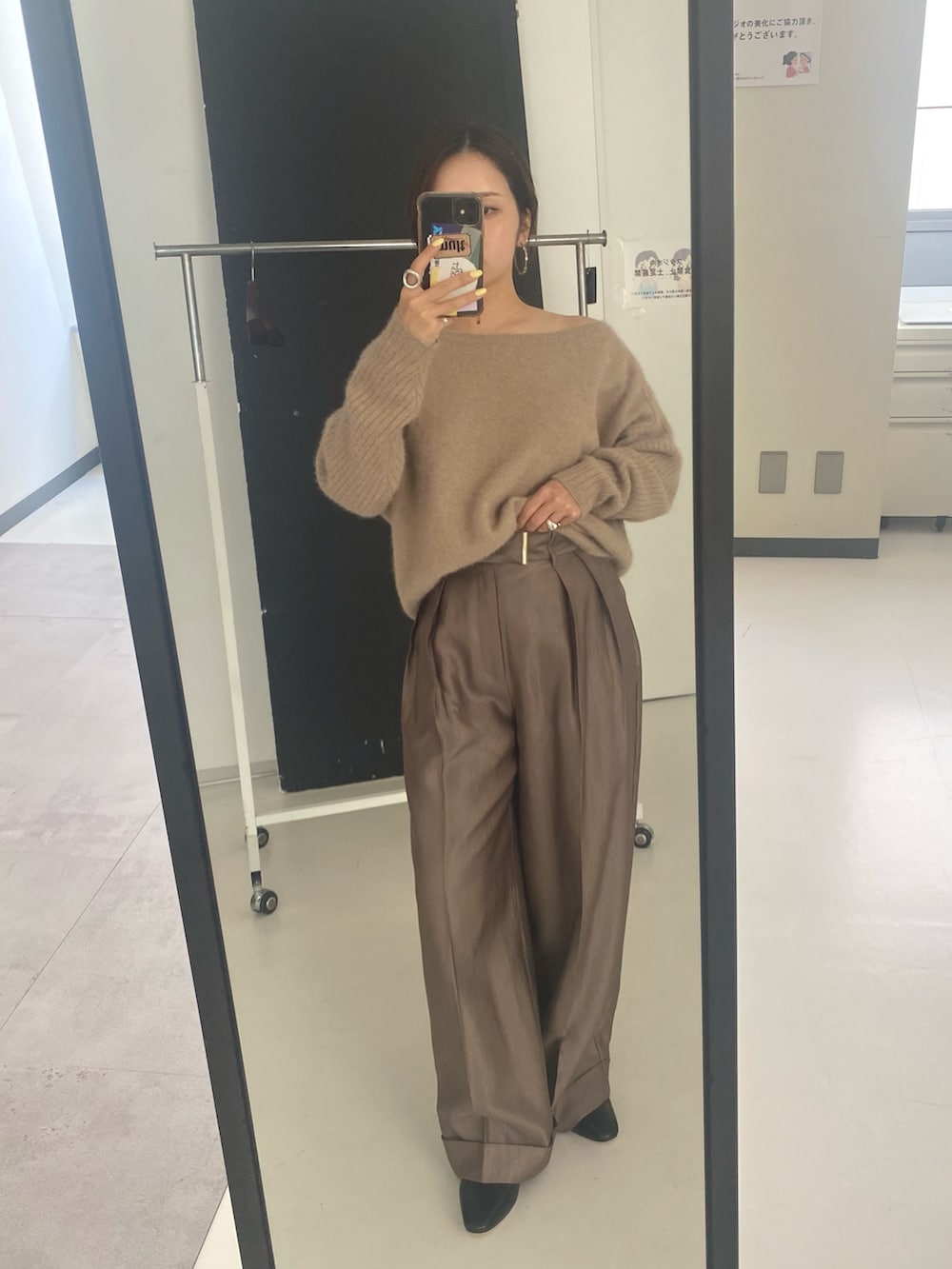 ベージュ系のニット/セーターを着用したレディースの秋コーディネートの2枚目の写真