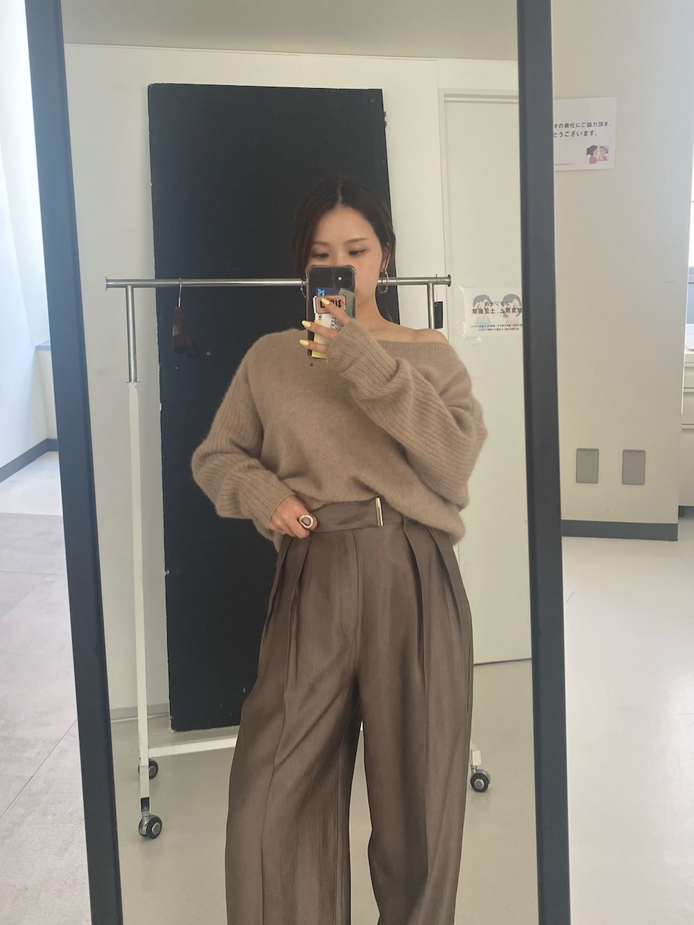 ベージュ系のニット/セーターを着用したレディースの秋コーディネートの3枚目の写真