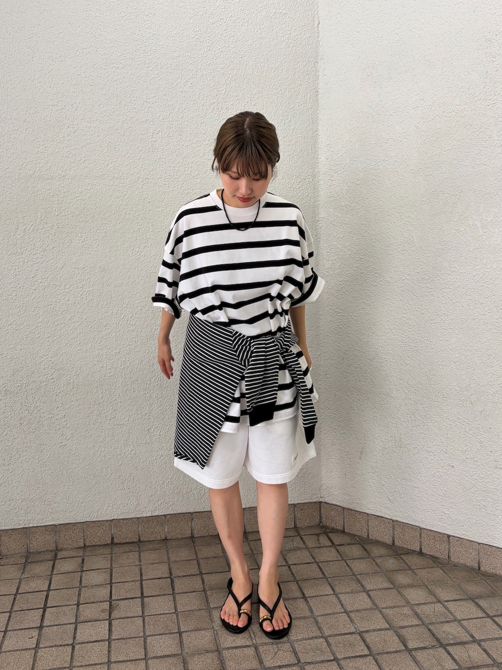 ホワイト系のTシャツ/カットソー、ブラック系のTシャツ/カットソー、ホワイト系のその他パンツを着用したレディースの夏コーディネートの3枚目の写真