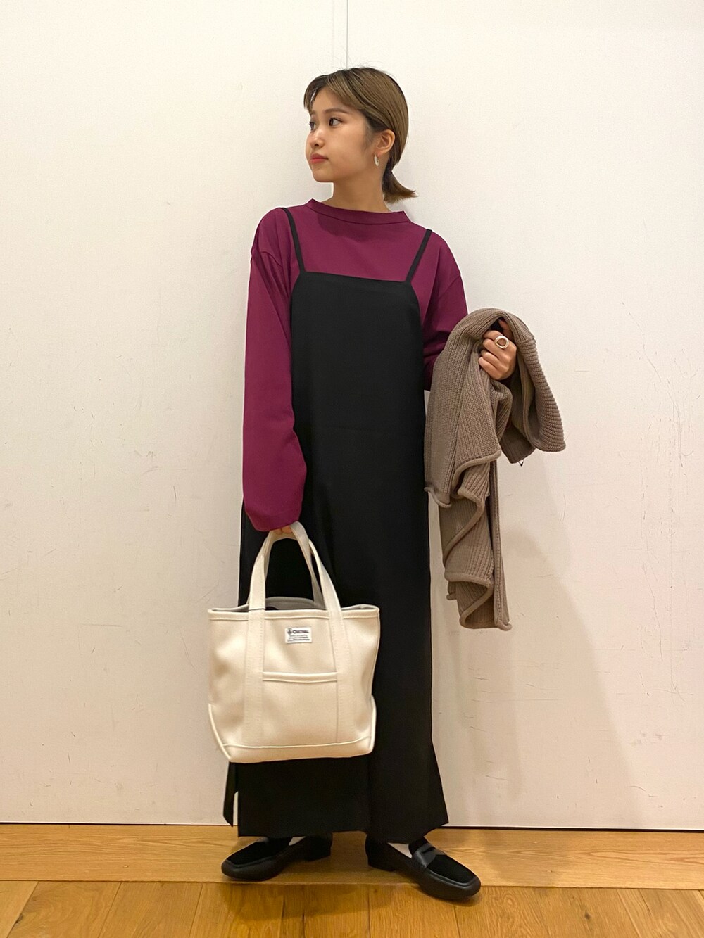 ブラック系のワンピース、ピンク系のTシャツ/カットソー、ブラウン系のカーディガン/ボレロを着用したレディースの秋コーディネートの4枚目の写真