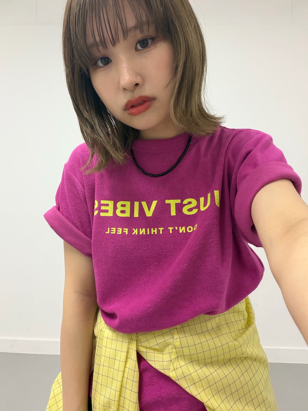 ピンク系のTシャツ/カットソー、ブルー系のその他パンツ、イエロー系のシャツ/ブラウスを着用したレディースの夏コーディネートの2枚目の写真