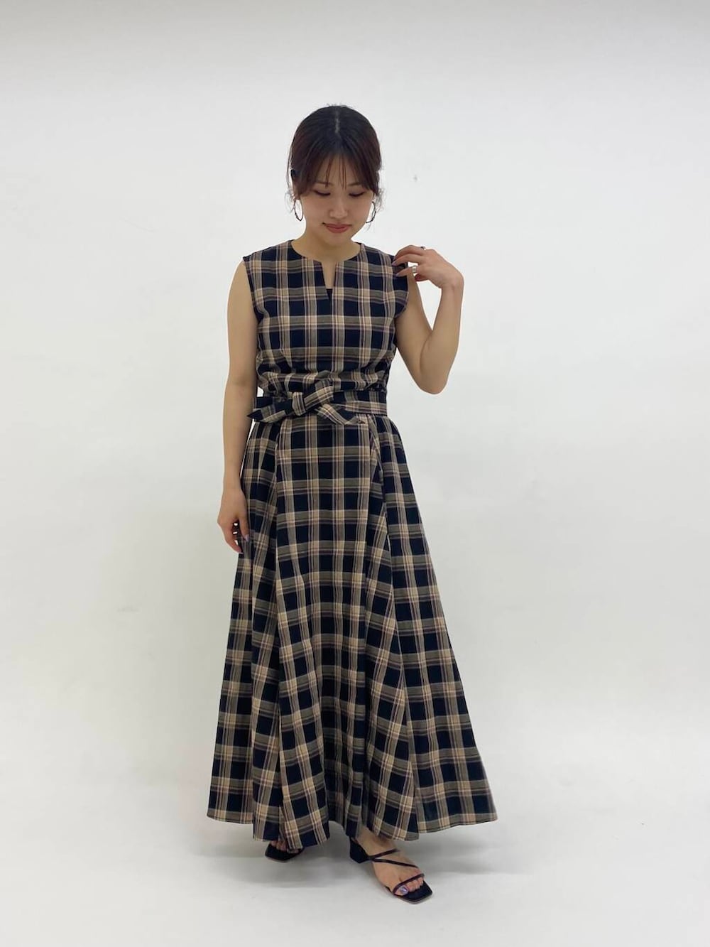 「ワンピース、newarrival、ROSSO、きれいめコーデ、チェックワンピース、旅行コーデ、夏ワンピース、低身長×ストレート、とても暑い」｜「URBAN RESEARCH ROSSO WOMENの『WEB限定』サマーチェックドレス（ワンピース、ブラック系）」を使った、emariさん（レディース・152cm）の夏コーディネートの5枚目の写真