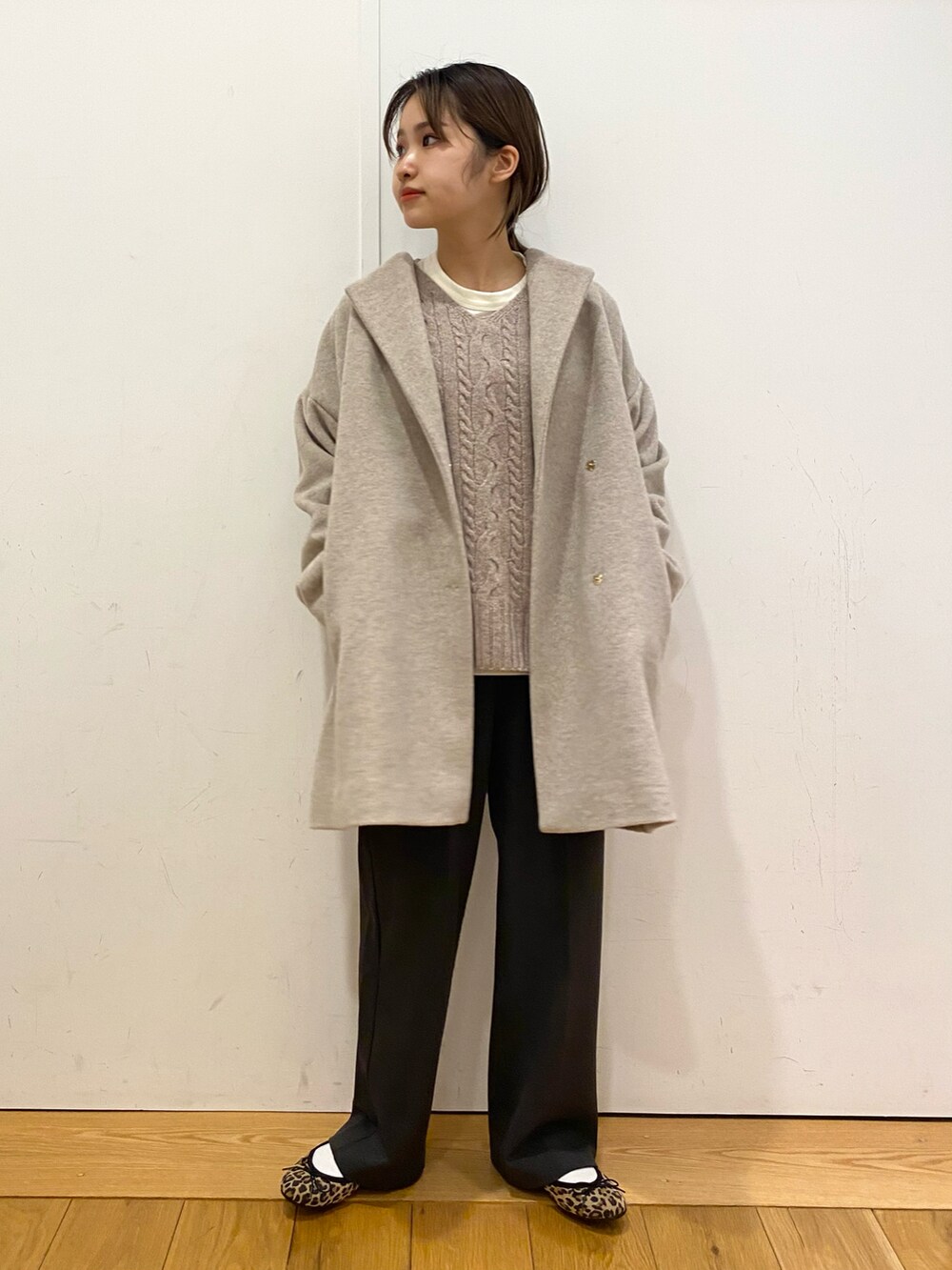 グレー系のその他パンツ、ブラウン系のニット/セーター、グレー系のその他アウターを着用したレディースの冬コーディネートの2枚目の写真